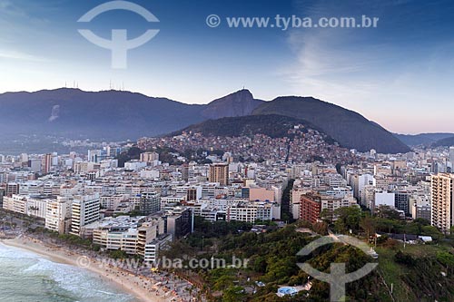  Foto aérea de Ipanema e Copacabana com as favelas do Cantagalo, Pavão e Pavãozinho ao fundo  - Rio de Janeiro - Rio de Janeiro (RJ) - Brasil