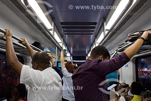  Passageiros no interior de um trem  - Rio de Janeiro - Rio de Janeiro (RJ) - Brasil