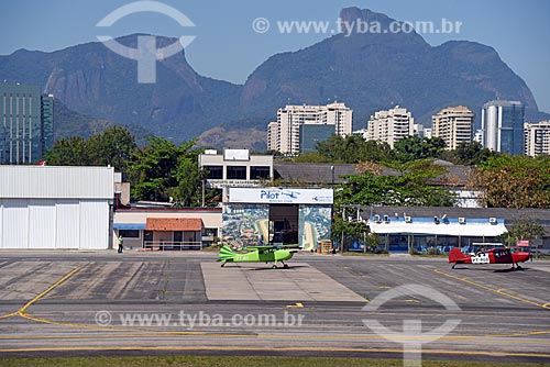 Avião na pista do Aeroporto Roberto Marinho - mais conhecido como Aeroporto de Jacarepaguá  - Rio de Janeiro - Rio de Janeiro (RJ) - Brasil