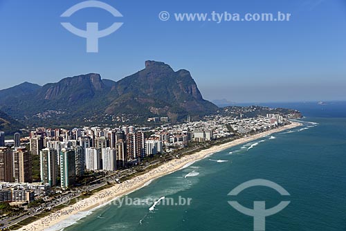  Foto aérea da orla da Praia da Barra da Tijuca com a Pedra da Gávea ao fundo  - Rio de Janeiro - Rio de Janeiro (RJ) - Brasil