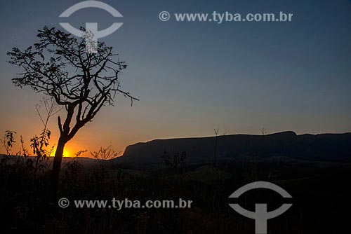 Vista de pôr do sol com chapada do Parque Nacional da Serra da Canastra ao fundo  - São Roque de Minas - Minas Gerais (MG) - Brasil