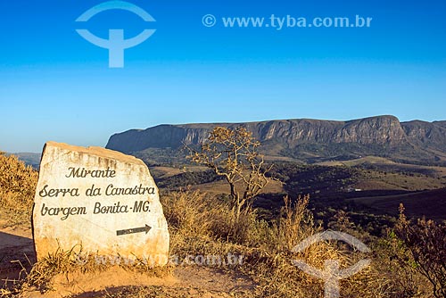  Placa indicando o Mirante Serra da Canastra com chapada no Parque Nacional da Serra da Canastra ao fundo  - São Roque de Minas - Minas Gerais (MG) - Brasil
