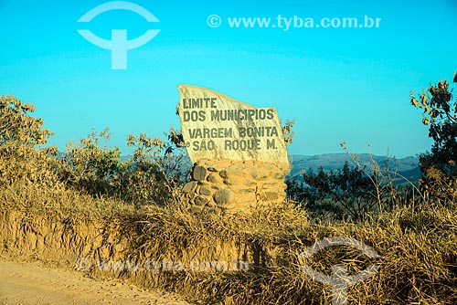  Placa indicando a divisa entre as cidades de Vargem Bonita e São Roque de Minas no Parque Nacional da Serra da Canastra  - São Roque de Minas - Minas Gerais (MG) - Brasil