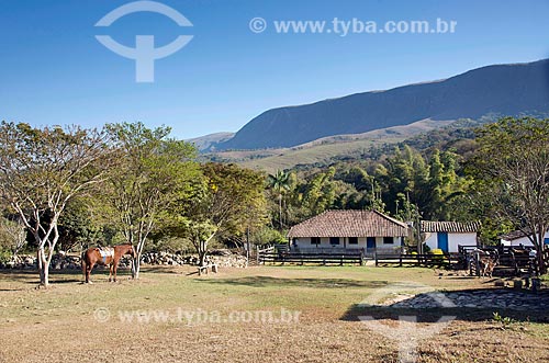  Vista de fazenda na zona rural da cidade de São Roque de Minas com chapada do Parque Nacional da Serra da Canastra ao fundo  - São Roque de Minas - Minas Gerais (MG) - Brasil
