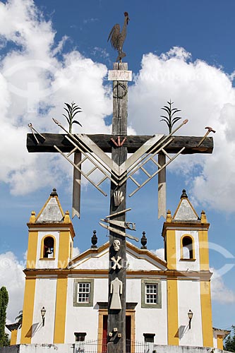  Detalhe de cruzeiro com a Igreja de Nossa Senhora da Penha (1771) ao fundo  - Tiradentes - Minas Gerais (MG) - Brasil
