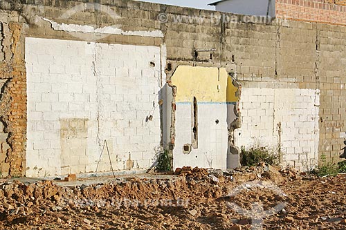  Restos de paredes de uma construção no muro de uma casa  - Guaratinguetá - São Paulo (SP) - Brasil