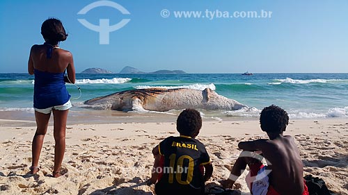  Crianças observam baleia jubarte morta encalhada na orla da Praia de Ipanema  - Rio de Janeiro - Rio de Janeiro (RJ) - Brasil