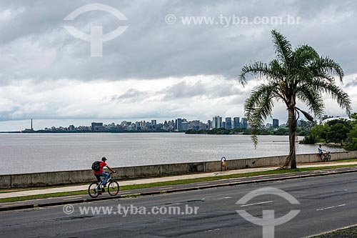  Homem andando de bicicleta na orla do Lago Guaíba  - Porto Alegre - Rio Grande do Sul (RS) - Brasil