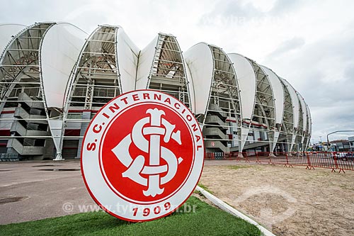  Escudo do Sport Club Internacional com o estádio José Pinheiro Borda (1969) - mais conhecido como Beira-Rio - ao fundo  - Porto Alegre - Rio Grande do Sul (RS) - Brasil