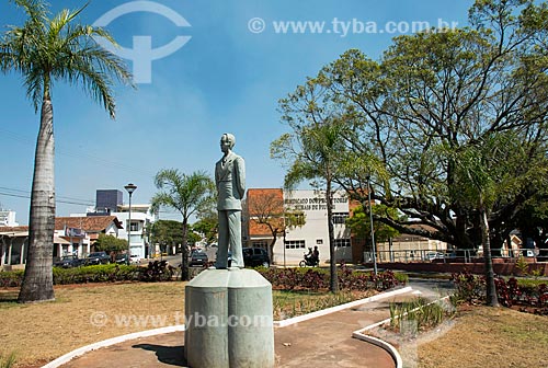  Estátua de Avelino Queiroz na Praça Doutor Avelino Queiroz  - Piumhi - Minas Gerais (MG) - Brasil