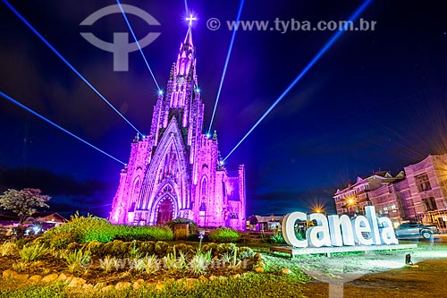  Paróquia de Nossa Senhora de Lourdes - também conhecida como Catedral de Pedra - com iluminação especial - rosa  - Canela - Rio Grande do Sul (RS) - Brasil