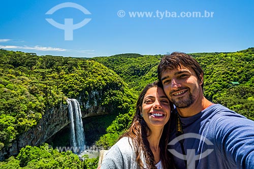  Casal fazendo uma selfie com a Cascata do Caracol ao fundo  - Canela - Rio Grande do Sul (RS) - Brasil