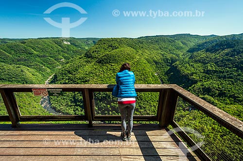  Turista observando a paisagem a partir do mirante do Parque da Ferradura  - Gramado - Rio Grande do Sul (RS) - Brasil