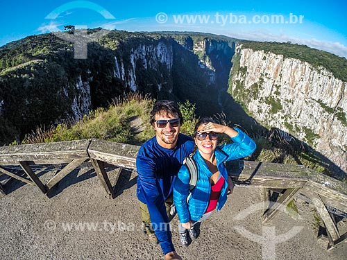 Casal fazendo uma selfie no Parque Nacional dos Aparados da Serra com o Cânion do Itaimbezinho ao fundo  - Cambará do Sul - Rio Grande do Sul (RS) - Brasil