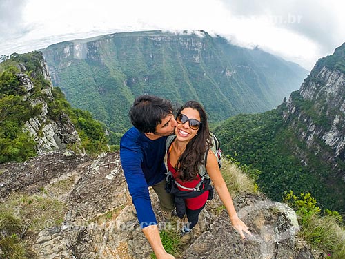  Casal fazendo uma selfie no Parque Nacional dos Aparados da Serra com o Cânion do Fortaleza ao fundo  - Cambará do Sul - Rio Grande do Sul (RS) - Brasil