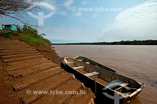  Canoa ancorada no Rio Uruguai  - Garruchos - Rio Grande do Sul (RS) - Brasil