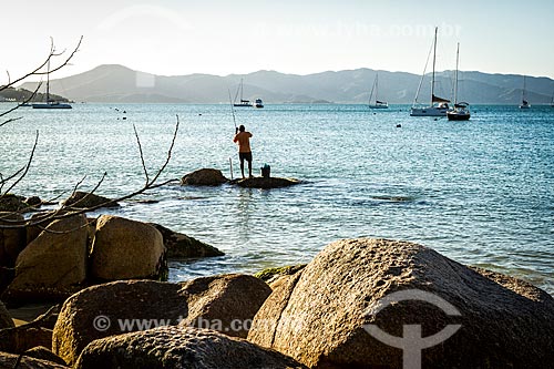  Pescador na orla da Praia de Jurerê  - Florianópolis - Santa Catarina (SC) - Brasil