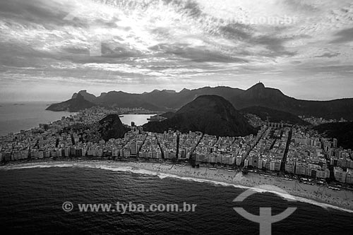  Foto aérea da orla da Praia de Copacabana com o Morro Dois Irmãos e a Pedra da Gávea ao fundo  - Rio de Janeiro - Rio de Janeiro (RJ) - Brasil