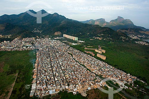  Foto aérea da favela de Rio das Pedras com a Pedra da Gávea ao fundo  - Rio de Janeiro - Rio de Janeiro (RJ) - Brasil