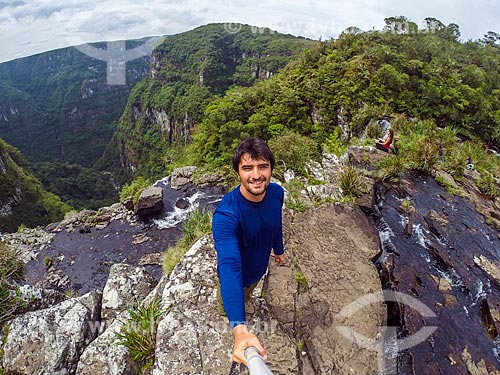  Jovem fazendo uma selfie no Cânion Fortaleza - Parque Nacional da Serra Geral  - Cambará do Sul - Rio Grande do Sul (RS) - Brasil