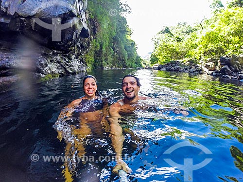  Casal fazendo uma selfie no Rio do Boi no Parque Nacional dos Aparados da Serra  - Cambará do Sul - Rio Grande do Sul (RS) - Brasil