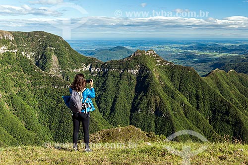  Turista fotografando a vista do Cânion Montenegro  - São José dos Ausentes - Rio Grande do Sul (RS) - Brasil