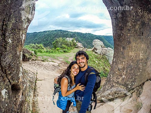  Casal fazendo uma selfie no cume do Morro do Campestre  - Urubici - Santa Catarina (SC) - Brasil