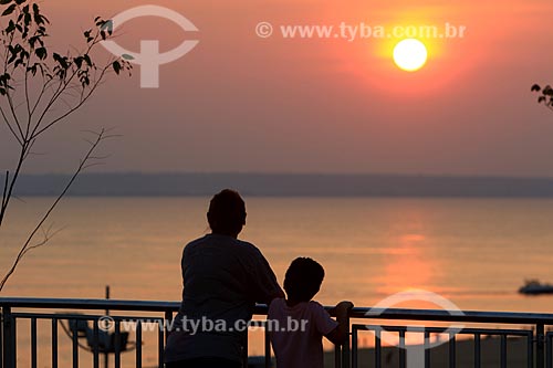  Pessoas observando o pôr do sol no mirante da Praia de Ponta Negra  - Manaus - Amazonas (AM) - Brasil