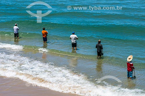  Pescadores na orla da Praia da Guarda do Embaú - Parque Estadual da Serra do Tabuleiro  - Palhoça - Santa Catarina (SC) - Brasil