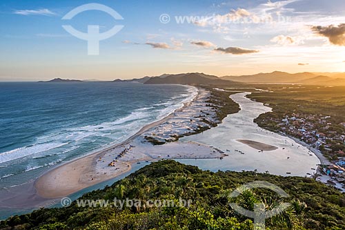  Vista da Praia da Guarda do Embaú a partir da Pedra do Urubu no Parque Estadual da Serra do Tabuleiro durante o pôr do sol  - Palhoça - Santa Catarina (SC) - Brasil