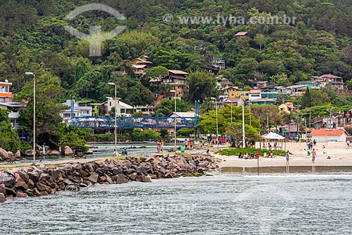  Vista de ponte pênsil - à esquerda - com a orla da Praia da Barra da Lagoa  - Florianópolis - Santa Catarina (SC) - Brasil