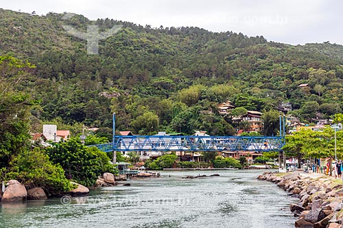  Vista de ponte pênsil próximo à orla da Praia da Barra da Lagoa  - Florianópolis - Santa Catarina (SC) - Brasil