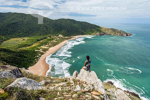  Turista observando a paisagem a partir do Pico da Coroa - Parque Municipal da Lagoinha do Leste  - Florianópolis - Santa Catarina (SC) - Brasil