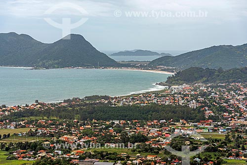  Vista da Praia da Armação do Pântano do Sul com a Praia do Matadeiro ao fundo a partir do Morro do Lampião  - Florianópolis - Santa Catarina (SC) - Brasil