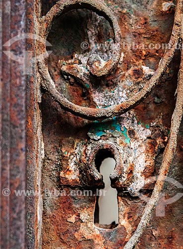  Detalhe de buraco de fechadura em porta antiga  - Niterói - Rio de Janeiro (RJ) - Brasil