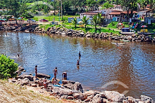  Banhistas no canal da Lagoa de Guarapina  - Maricá - Rio de Janeiro (RJ) - Brasil