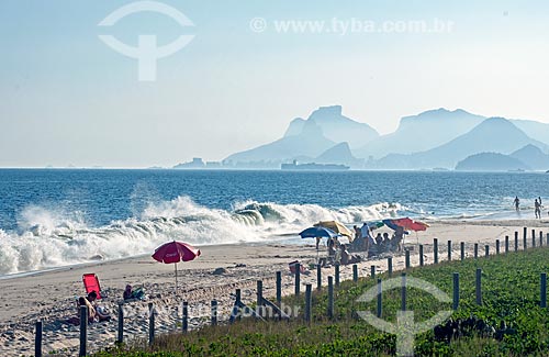  Vista da orla da Praia de Piratininga durante ressaca com o Morro Dois Irmãos e a Pedra da Gávea ao fundo  - Niterói - Rio de Janeiro (RJ) - Brasil