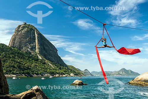  Acrobacia aérea com tecido próximo à Praia Vermelha com o Pão de Açúcar ao fundo  - Rio de Janeiro - Rio de Janeiro (RJ) - Brasil