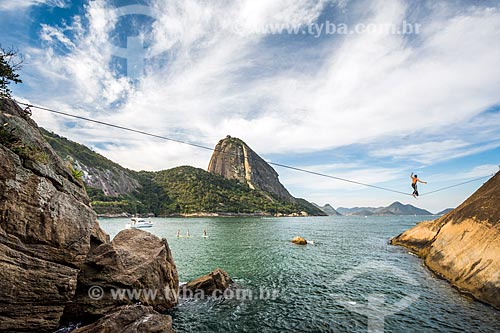  Praticante de slackline próximo à Praia Vermelha com o Pão de Açúcar ao fundo  - Rio de Janeiro - Rio de Janeiro (RJ) - Brasil