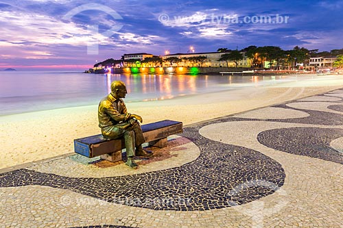  Vista da estátua do poeta Carlos Drummond de Andrade no Posto 6 durante o amanhecer  - Rio de Janeiro - Rio de Janeiro (RJ) - Brasil