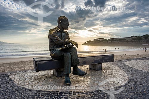  Vista da estátua do poeta Carlos Drummond de Andrade no Posto 6 durante o amanhecer  - Rio de Janeiro - Rio de Janeiro (RJ) - Brasil