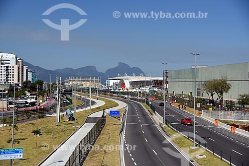  Vista da Avenida Embaixador Abelardo Bueno com o Parque Olímpico Rio 2016 e a Pedra da Gávea ao fundo  - Rio de Janeiro - Rio de Janeiro (RJ) - Brasil