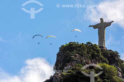  Parapentes com Cristo Redentor vistos a partir do bairro de Laranjeiras  - Rio de Janeiro - Rio de Janeiro (RJ) - Brasil