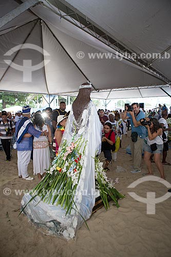  Estátua de Yemanjá e oferendas durante a Festa de Yemanjá na Praia de Copacabana - Posto 4  - Rio de Janeiro - Rio de Janeiro (RJ) - Brasil