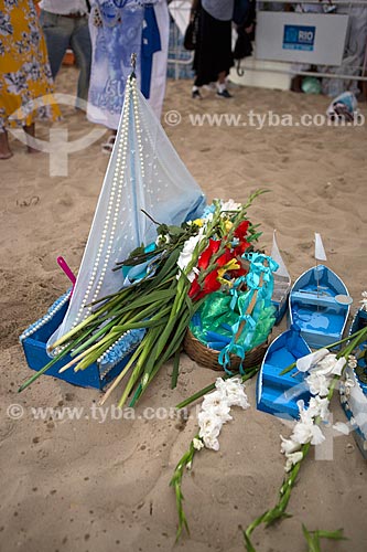  Detalhe de oferendas durante a Festa de Yemanjá na Praia de Copacabana - Posto 4  - Rio de Janeiro - Rio de Janeiro (RJ) - Brasil