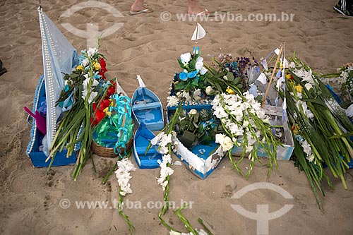  Detalhe de oferendas durante a Festa de Yemanjá na Praia de Copacabana - Posto 4  - Rio de Janeiro - Rio de Janeiro (RJ) - Brasil