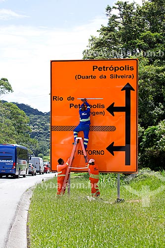  Funcionários da Concer trocando placa na Rodovia Washington Luís (BR-040) - sentido Juiz de Fora-Rio de Janeiro  - Petrópolis - Rio de Janeiro (RJ) - Brasil