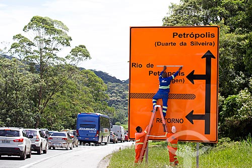  Funcionários da Concer trocando placa na Rodovia Washington Luís (BR-040) - sentido Juiz de Fora-Rio de Janeiro  - Petrópolis - Rio de Janeiro (RJ) - Brasil