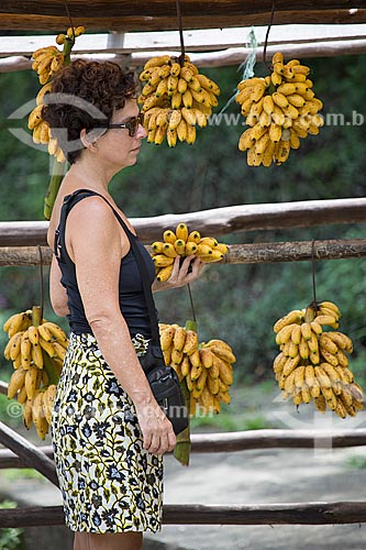  Mulher comprando bananas no acostamento da Rodovia Washington Luís (BR-040) - sentido Juiz de Fora-Rio de Janeiro  - Petrópolis - Rio de Janeiro (RJ) - Brasil