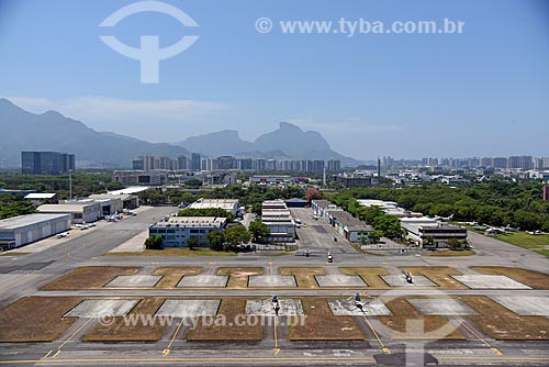  Foto aérea da pista do Aeroporto Roberto Marinho - mais conhecido como Aeroporto de Jacarepaguá - com a Pedra da Gávea ao fundo  - Rio de Janeiro - Rio de Janeiro (RJ) - Brasil